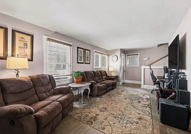 Photo 3 of Single family home for sale at 607 S Grinnell St, Jackson, MI 49203 | MLS# 81026046980 | Listing updated on 2026-09-16