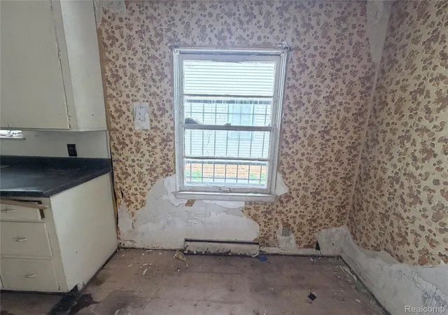 Photo 3 of Single family home for sale at 318 E Myrtle Ave, Flint, MI 48505 | MLS# 20261071218 | Listing updated on 2026-09-04