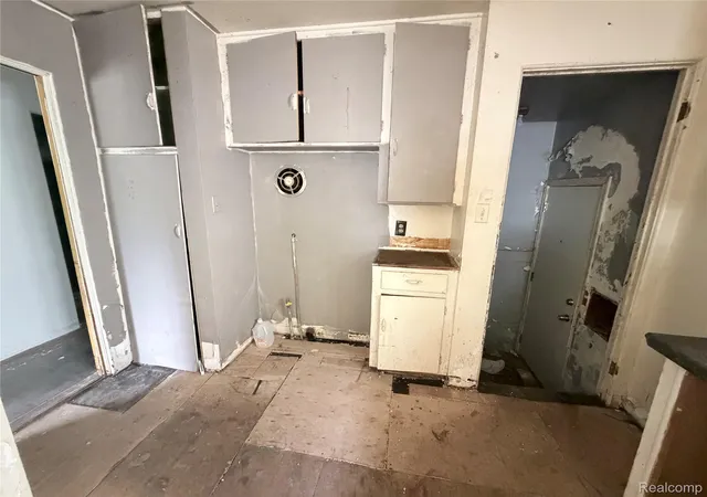 Photo 4 of Single family home for sale at 318 E Myrtle Ave, Flint, MI 48505 | MLS# 20261071218 | Listing updated on 2026-09-04
