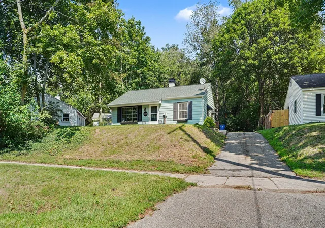 Photo 3 of Single family home for sale at 2330 Hillsdale Ave, Kalamazoo, MI 49006 | MLS# 66026046994 | Listing updated on 2026-09-15