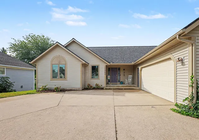 Photo 3 of Single family home for sale at 10068 Holiday Dr, Zeeland, MI 49464 | MLS# 71026047001 | Listing updated on 2026-09-11