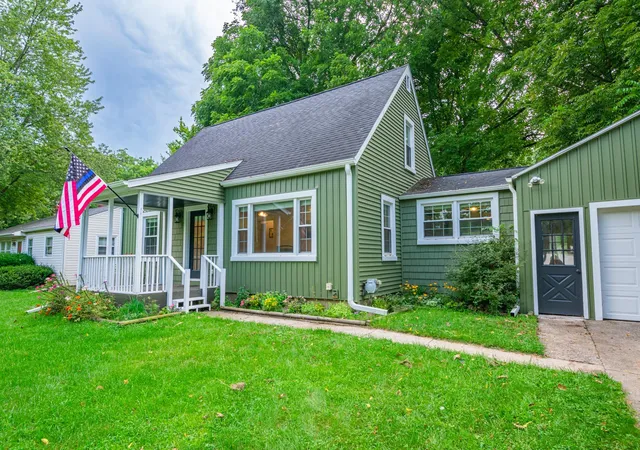 Photo 1 of Single family home for sale at 525 Brewer St, Marshall, MI 49068 | MLS# 64026046997 | Listing updated on 2026-09-10