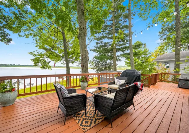 Photo 3 of Single family home for sale at 281 W Lake Dr, Cadillac, MI 49601 | MLS# 78080073223 | Listing updated on 2026-09-11