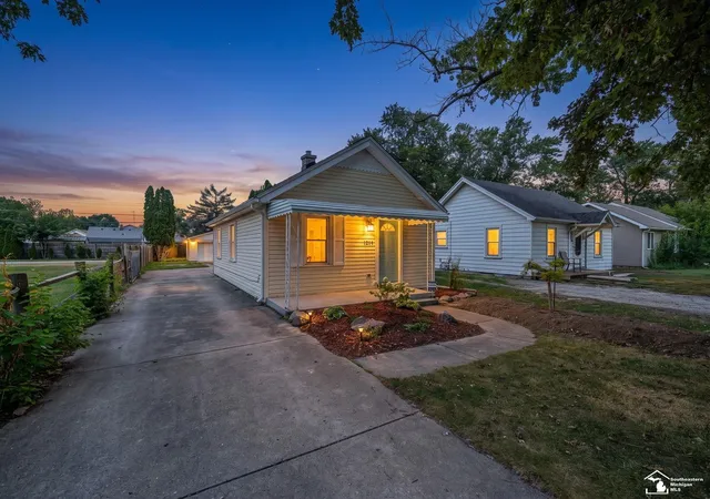 Photo 1 of Single family home for sale at 1214 Bacon St, Monroe, MI 48161 | MLS# 57050220784 | Listing updated on 2026-09-08