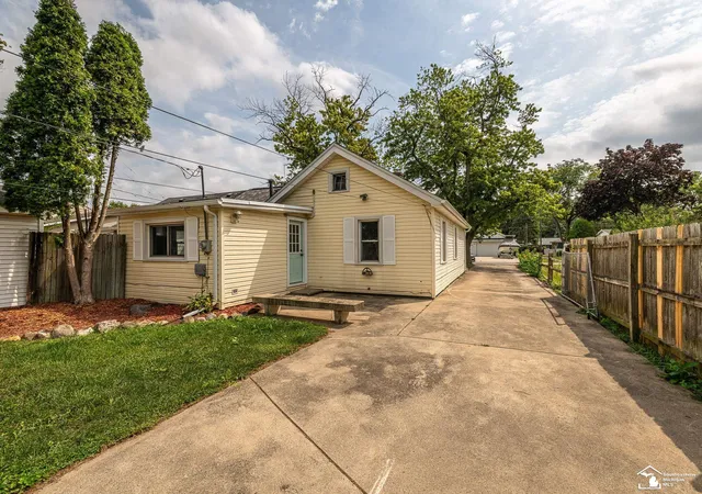 Photo 2 of Single family home for sale at 1214 Bacon St, Monroe, MI 48161 | MLS# 57050220784 | Listing updated on 2026-09-08
