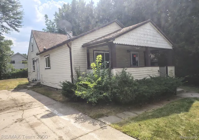 Photo 2 of Single family home for sale at 20890 Ridgemont Rd, Harper Woods, MI 48225 | MLS# 20261071304 | Listing updated on 2026-10-04