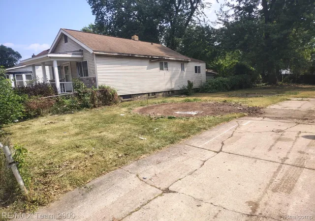 Photo 3 of Single family home for sale at 20890 Ridgemont Rd, Harper Woods, MI 48225 | MLS# 20261071304 | Listing updated on 2026-10-04