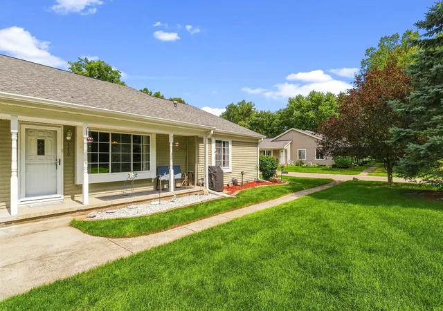 Listing Photo 3 - Condo for sale in building located at 1250 Leisure Dr, Flint, MI 48507