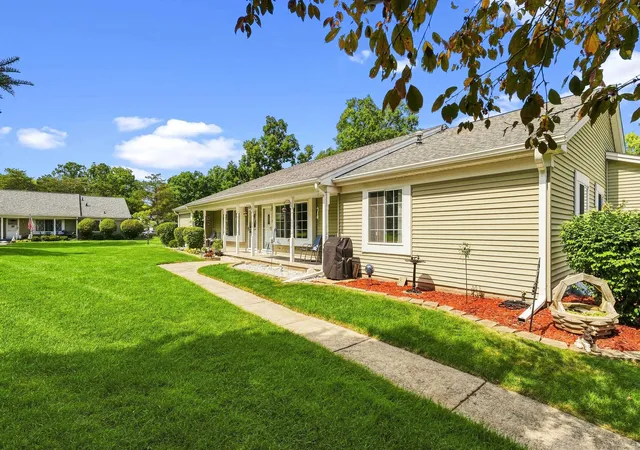 Listing Photo 4 - Condo for sale in building located at 1250 Leisure Dr, Flint, MI 48507