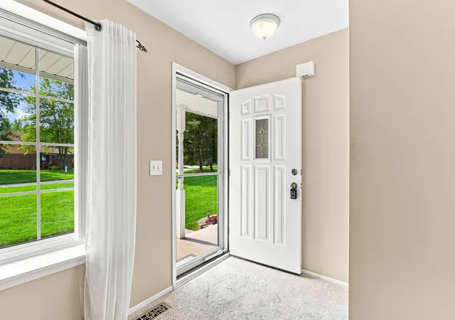 Listing Photo 5 - Condo for sale in building located at 1250 Leisure Dr, Flint, MI 48507