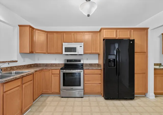 Photo 4 of Condo for sale at 35251 Silver Maple Dr, Clinton Township, MI 48035 | MLS# 81026047115 | Listing updated on 2026-09-04