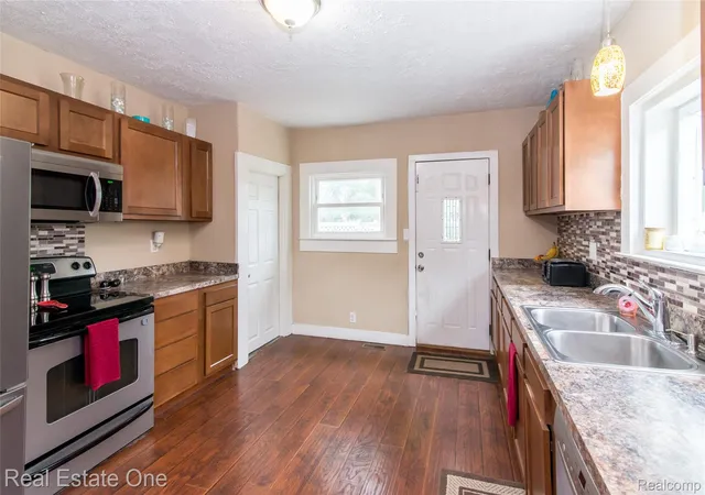 Photo 2 of Single family home for sale at 821 Dearborn St, Howell, MI 48843 | MLS# 20261071356 | Listing updated on 2026-09-17