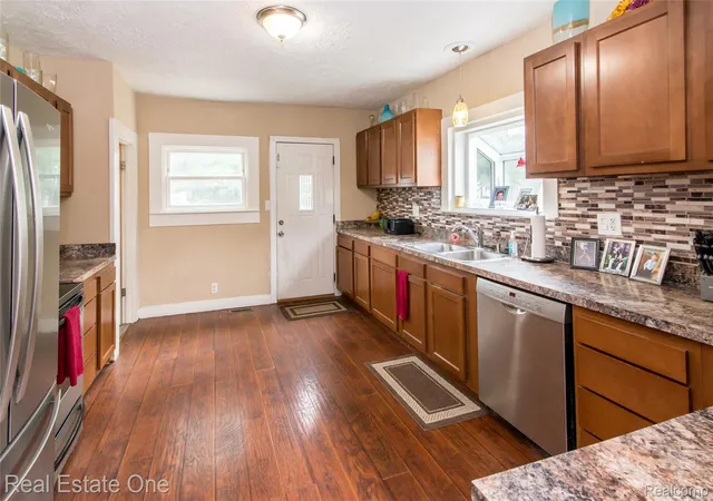 Photo 3 of Single family home for sale at 821 Dearborn St, Howell, MI 48843 | MLS# 20261071356 | Listing updated on 2026-09-17