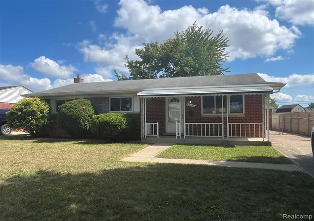 Photo 1 of Single family home for sale at 40252 Hamilton Dr, Sterling Heights, MI 48313 | MLS# 20261071393 | Listing updated on 2026-09-16