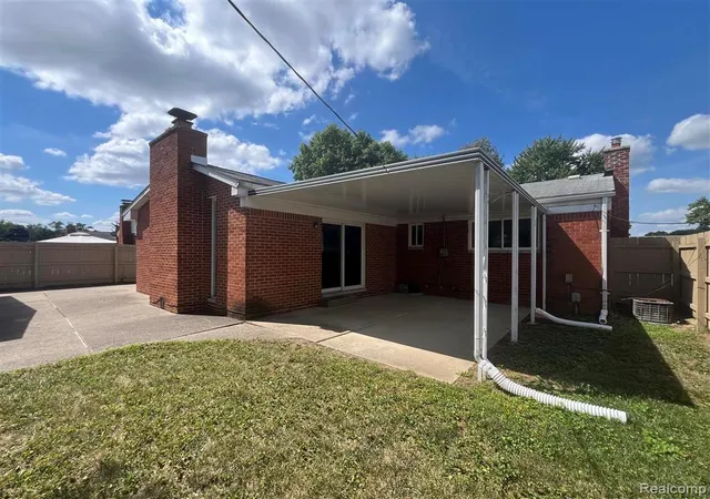 Photo 3 of Single family home for sale at 40252 Hamilton Dr, Sterling Heights, MI 48313 | MLS# 20261071393 | Listing updated on 2026-09-16