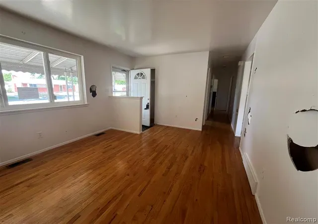 Photo 4 of Single family home for sale at 40252 Hamilton Dr, Sterling Heights, MI 48313 | MLS# 20261071393 | Listing updated on 2026-10-19
