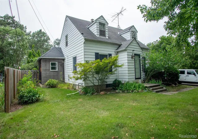 Photo 2 of Single family home for sale at 228 Coleman Dr, Waterford, MI 48328 | MLS# 20261071396 | Listing updated on 2026-09-06