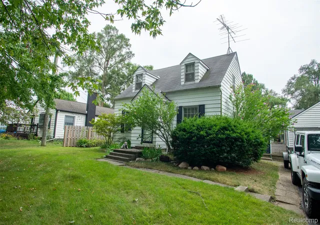 Photo 3 of Single family home for sale at 228 Coleman Dr, Waterford, MI 48328 | MLS# 20261071396 | Listing updated on 2026-09-06
