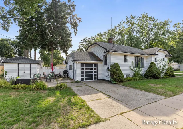 Photo 3 of Single family home for sale at 2292 Miner Ave, Muskegon, MI 49441 | MLS# 65026047147 | Listing updated on 2026-10-08
