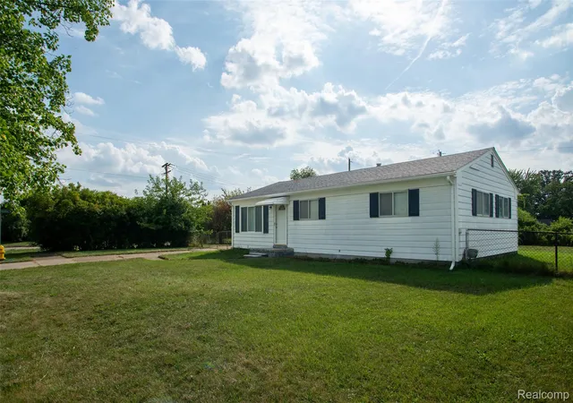 Photo 3 of Single family home for sale at 33711 Floyd St, Clinton Township, MI 48035 | MLS# 20261071427 | Listing updated on 2026-09-05