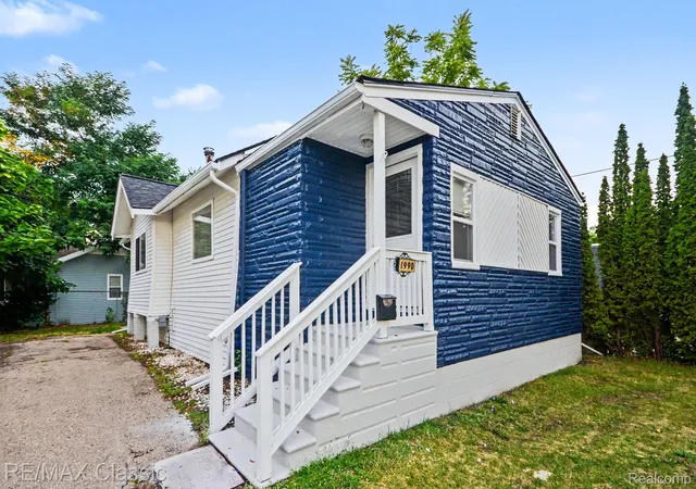 Photo 2 of Single family home for sale at 1990 Cass Lake Rd, Keego Harbor, MI 48320 | MLS# 20261071436 | Listing updated on 2026-09-16