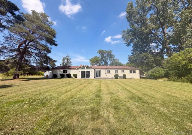 Photo 4 of Single family home for sale at 467 Paragon Dr, Troy, MI 48098 | MLS# 20261071445 | Listing updated on 2026-09-12