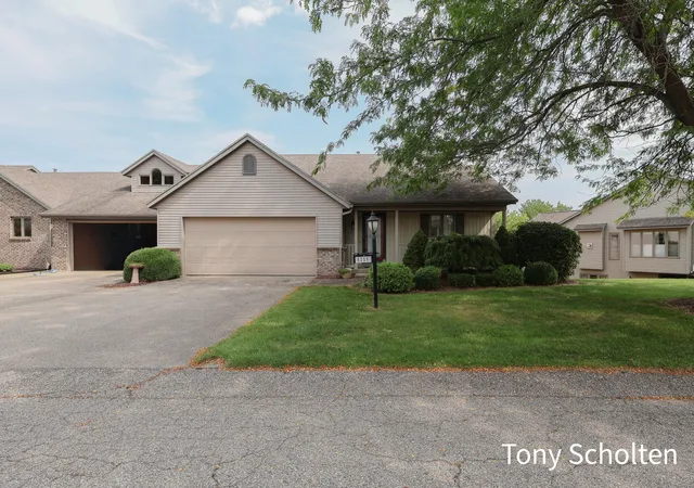 Listing Photo 2 - Condo for sale in building located at 6256 Springmont Dr, Hudsonville, MI 49426 - Unit #39