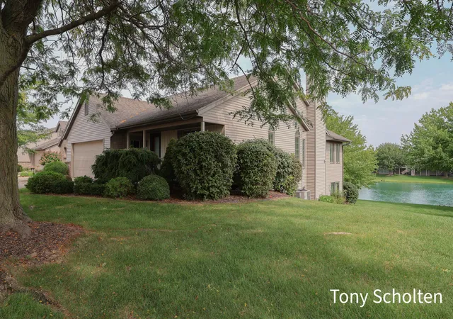 Listing Photo 3 - Condo for sale in building located at 6256 Springmont Dr, Hudsonville, MI 49426 - Unit #39