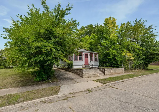 Photo 2 of Single family home for sale at 44 Orton Ave, Pontiac, MI 48341 | MLS# 20261071494 | Listing updated on 2026-09-09