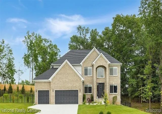 Photo 1 of Single family home for sale at 925 Guenevere Dr, Oxford Charter Township Oakland, MI 48371 | MLS# 20261071499 | Listing updated on 2026-10-12
