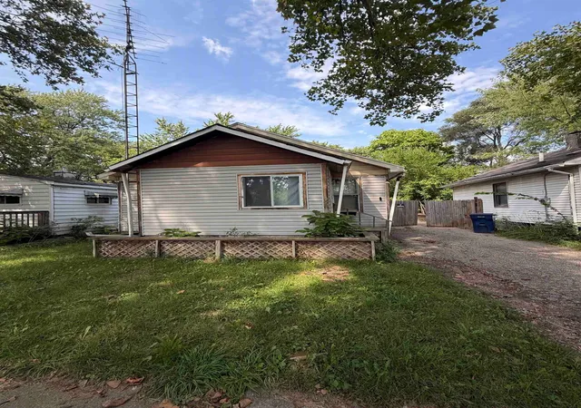 Single family home for sale at 928 Huron St, Flint, MI 48507 | MLS# 5050220880