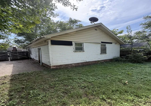 Photo 2 of Single family home for sale at 928 Huron St, Flint, MI 48507 | MLS# 5050220880 | Listing updated on 2026-09-04