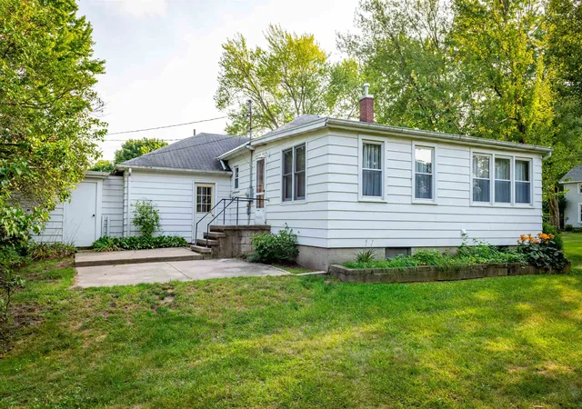 Photo 3 of Single family home for sale at 121 E Maple St, Shepherd, MI 48883 | MLS# 79080073249 | Listing updated on 2026-09-08