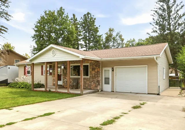 Single family home for sale at 721 Richard St, Vassar, MI 48768 | MLS# 5050220883