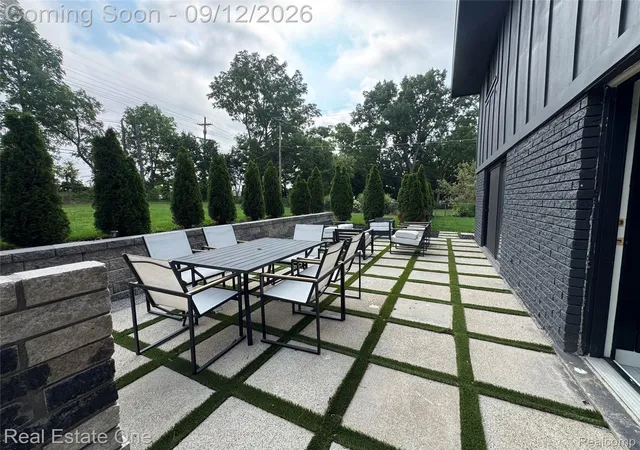 Photo 2 of Single family home for sale at 2911 Aldgate Dr, Bloomfield Hills, MI 48304 | MLS# 20261071519 | Listing updated on 2026-09-13