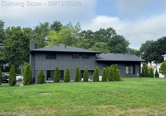 Photo 2 of Single family home for sale at 2911 Aldgate Dr, Bloomfield Hills, MI 48304 | MLS# 20261071519 | Listing updated on 2026-09-13