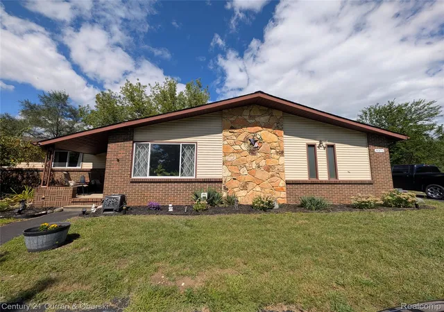 Photo 1 of Sale Pending at 9371 Bennett Lake Rd, Fenton, MI 48430 | MLS# 20261071540 | Listing updated on 2026-10-28