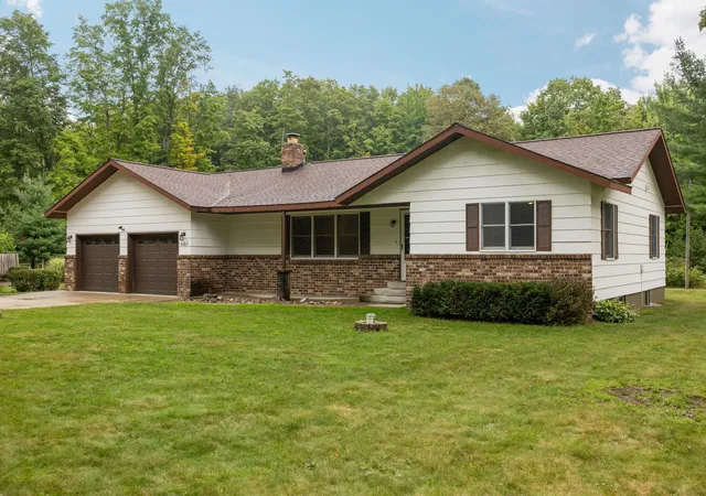 Photo 2 of Single family home for sale at 5182 E Shore Dr, Kalkaska, MI 49646 | MLS# 78080073260 | Listing updated on 2026-09-07