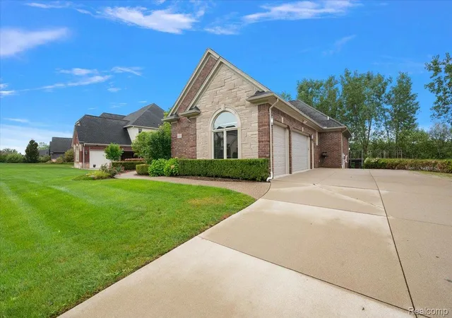 Photo 4 of Single family home for sale at 6332 Shadydale Dr, Shelby Township, MI 48316 | MLS# 20261071586 | Listing updated on 2026-09-11