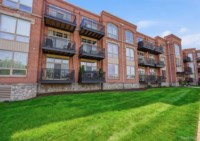 Listing Photo 2 - Condo for sale in building located at 101 S Union St, Plymouth, MI 48170 - Unit #116