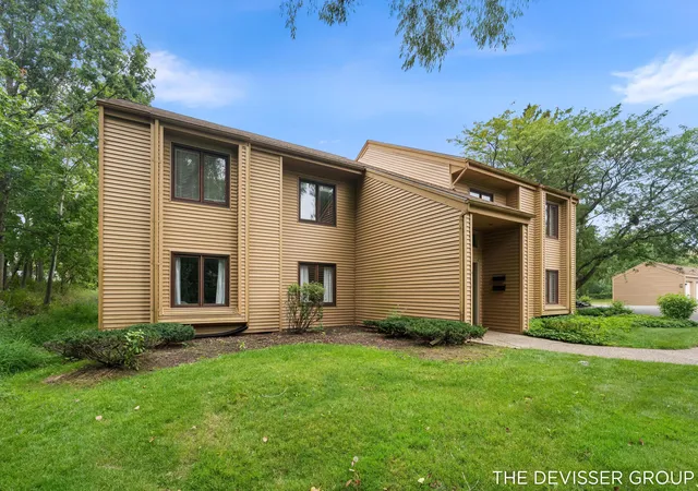 Listing Photo 4 - Condo for sale in building located at 300 Farington Blvd, Holland, MI 49423 - Unit #3