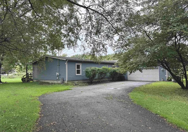 Photo 3 of Single family home for sale at 351 Center St, Algonac, MI 48001 | MLS# 58050220936 | Listing updated on 2026-09-04