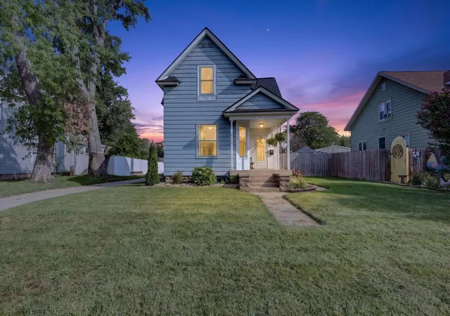 Photo 1 of Single family home for sale at 307 W Washington Ave, Zeeland, MI 49464 | MLS# 65026047297 | Listing updated on 2026-09-17
