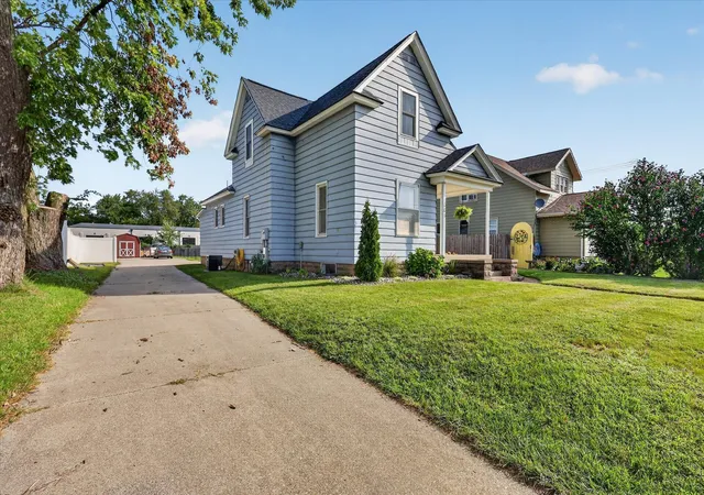 Photo 2 of Single family home for sale at 307 W Washington Ave, Zeeland, MI 49464 | MLS# 65026047297 | Listing updated on 2026-09-17