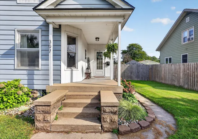 Photo 4 of Single family home for sale at 307 W Washington Ave, Zeeland, MI 49464 | MLS# 65026047297 | Listing updated on 2026-09-30