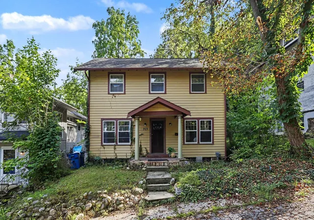 Photo 2 of Single family home for sale at 915 Walwood Pl, Kalamazoo, MI 49007 | MLS# 66026047300 | Listing updated on 2026-09-08