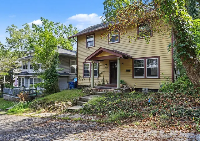 Photo 3 of Single family home for sale at 915 Walwood Pl, Kalamazoo, MI 49007 | MLS# 66026047300 | Listing updated on 2026-09-08