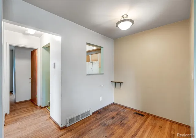 Photo 3 of House for sale at 3001 Williamsburg Dr, Ann Arbor, MI 48108 | MLS# 20261071601 | Listing updated on 2026-09-05