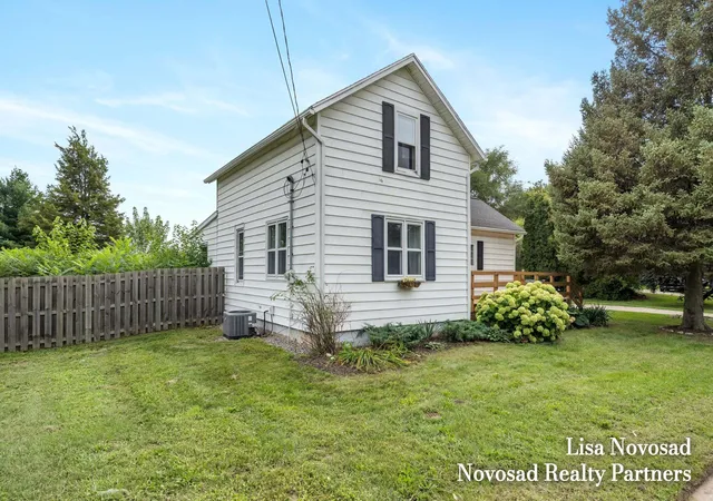 Photo 2 of Single family home for sale at 2124 Rosewood St, Jenison, MI 49428 | MLS# 65026047309 | Listing updated on 2026-09-15