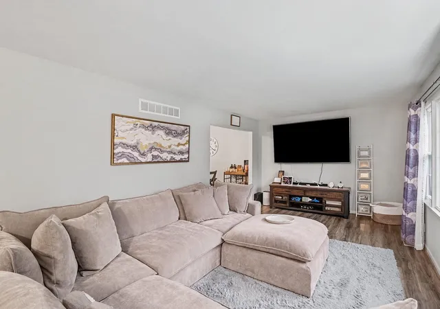 Photo 4 of Single family home for sale at 542 Eastlook Dr, Saline, MI 48176 | MLS# 81026047314 | Listing updated on 2026-09-16